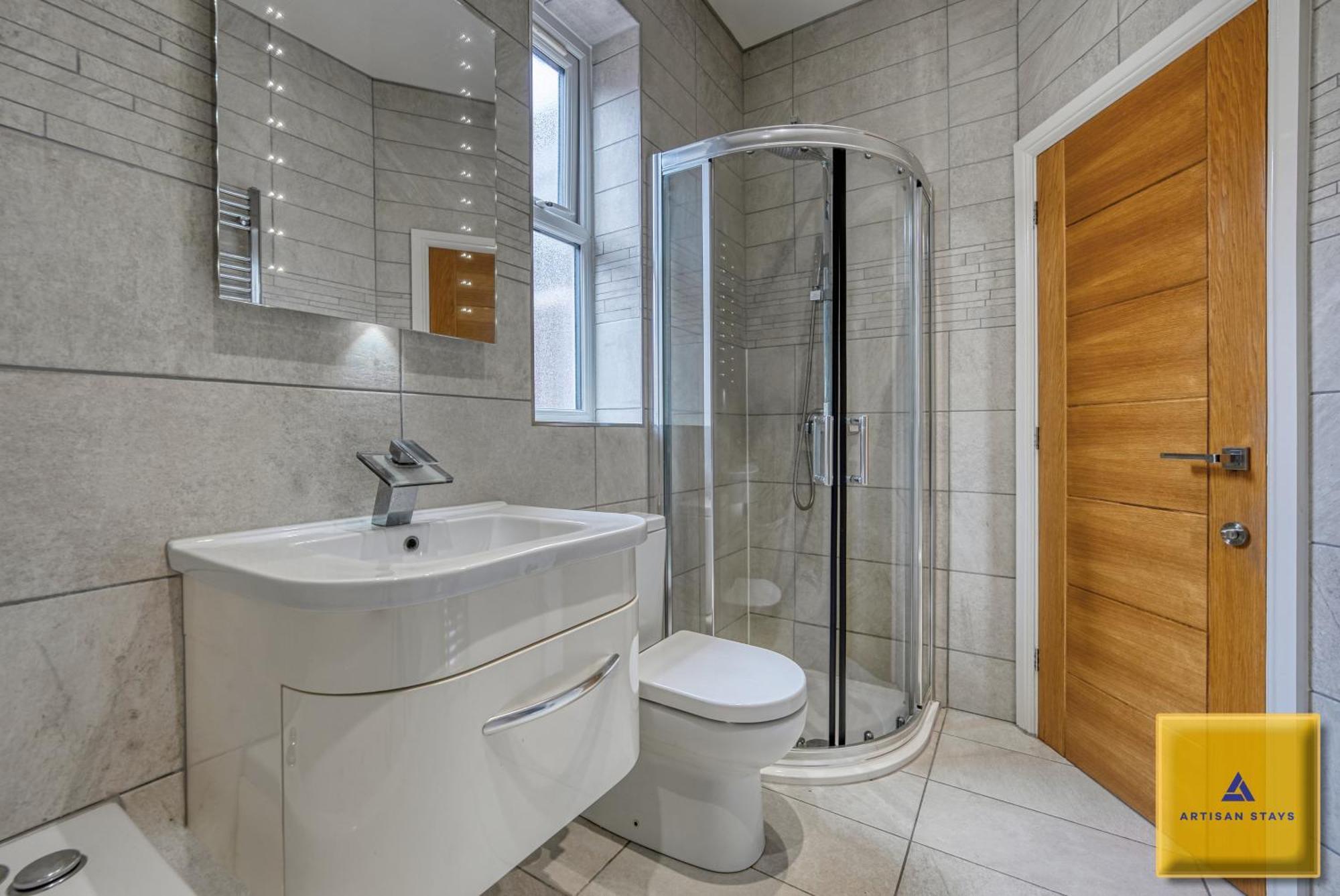 4 Bedroom, 6 Beds, 3 Bathrooms, Near Nec & Birmingham Airport, Business, Contractor And Family Friendly, Free Wi-Fi, Free Parking Coventry Exterior photo