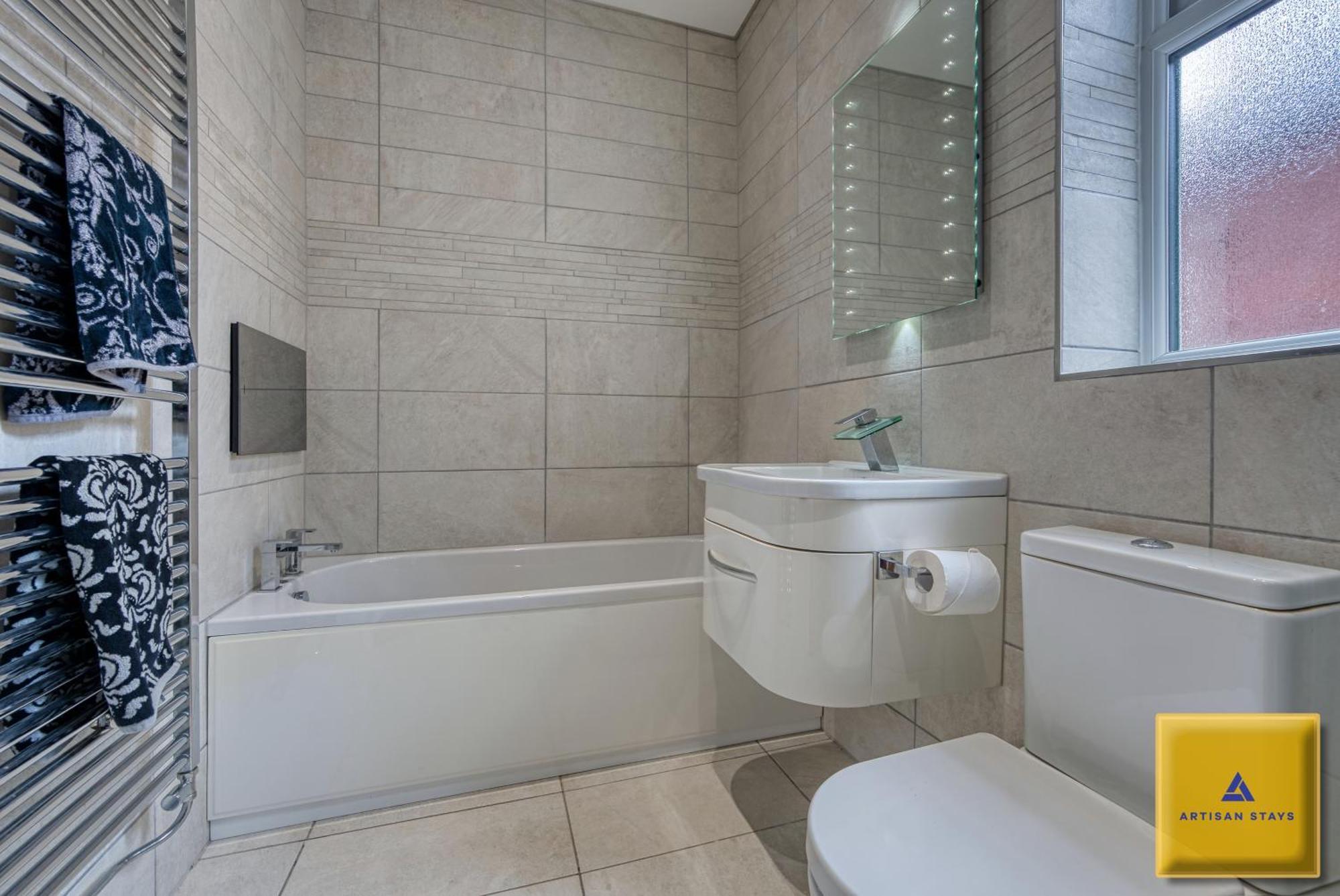 4 Bedroom, 6 Beds, 3 Bathrooms, Near Nec & Birmingham Airport, Business, Contractor And Family Friendly, Free Wi-Fi, Free Parking Coventry Exterior photo